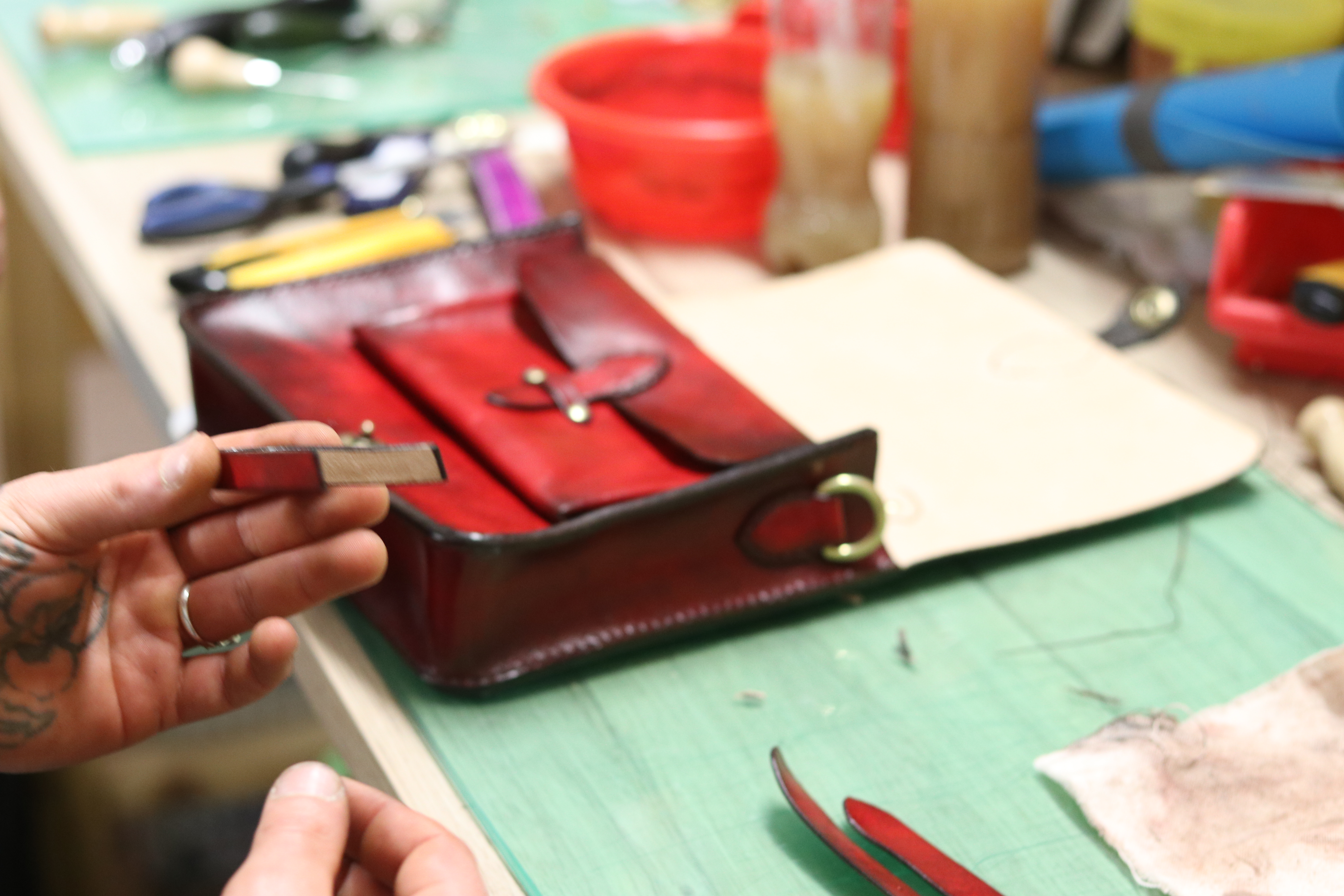 Leder-Workshop: kleine Aktentasche 1.-3. Mai 2025 Leder-Workshop: kleine Aktentasche 1.-3. Mai 2025