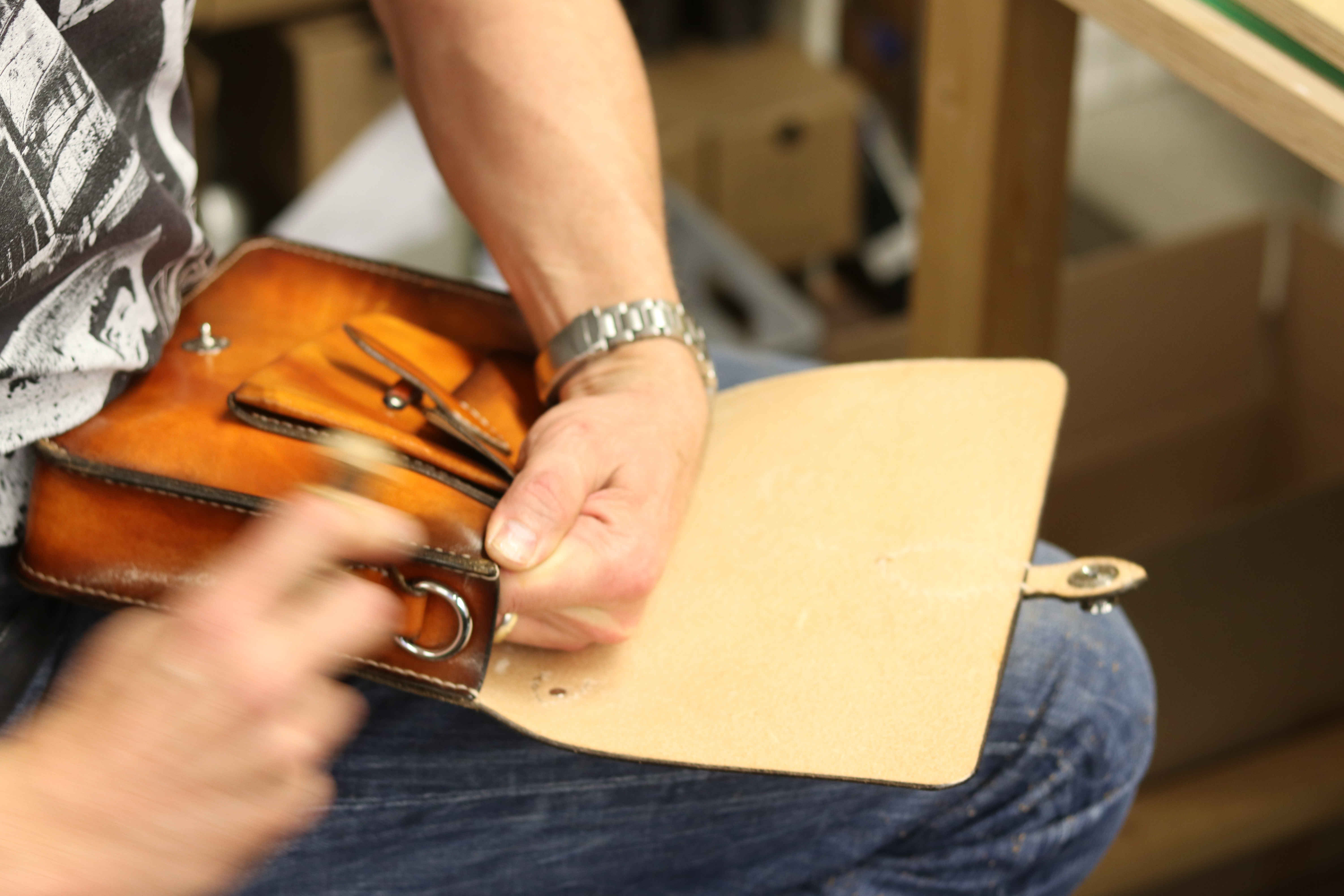 Leder-Workshop: kleine Aktentasche 1.-3. Mai 2025 Leder-Workshop: kleine Aktentasche 1.-3. Mai 2025